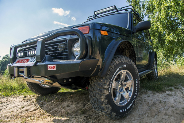 Бампер РИФ передний ВАЗ Нива 2121 с кенгурином Бампер РИФ передний ВАЗ Нива 2121 с кенгурином