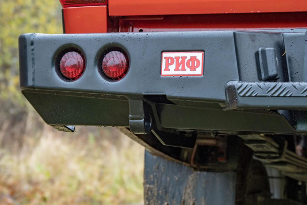 Бампер РИФ силовой задний Isuzu D-MAX (2012-2020) с квадр. под фаркоп, калиткой и фонарями стандарт