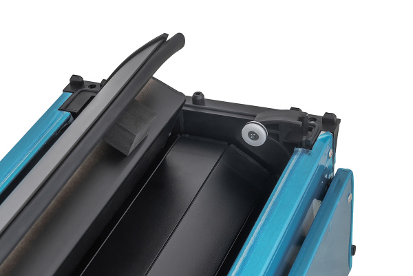 Крышка кузова РИФ для Toyota Hilux 2005-2014, роллета раздвижная 1578х1570 мм, алюминиевая, черная