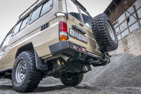 Бампер РИФ силовой задний Toyota Land Cruiser 78 с квадратом под фаркоп, калиткой и фонарями