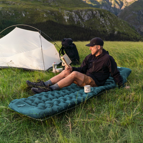 Коврик надувной Naturehike FC01 200х60х6,5 см, с подушкой, с насосом, голубой