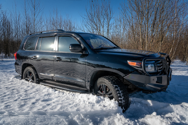 Бампер РИФ силовой передний Toyota Land Cruiser 200 2007-2015 c доп. фарами, защитной дугой и защитой бачка омывателя