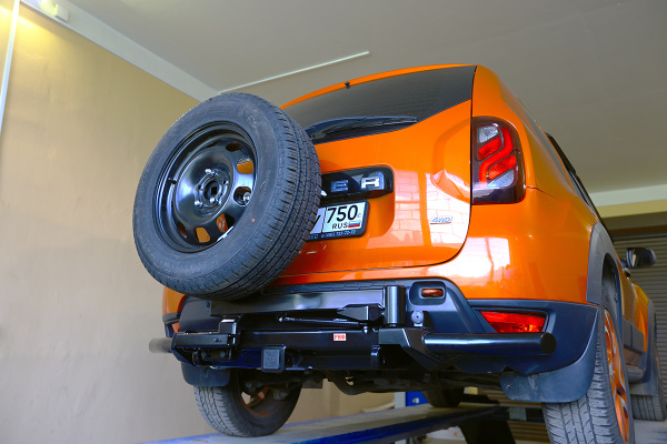 Бампер РИФ силовой задний Renault Duster 2010-2020 c квадратом под фаркоп и калиткой