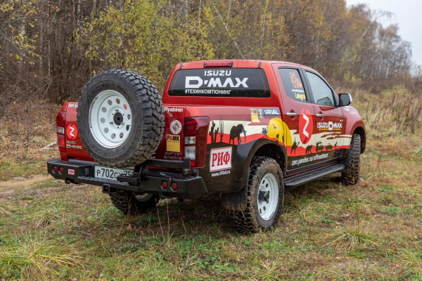 Бампер РИФ силовой задний Isuzu D-MAX (2012-2020) с квадратом под фаркоп, калиткой, фонарями, подсветкой номера стандарт