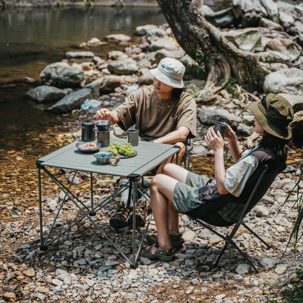 3 Стол туристический Naturehike Yamami L03 алюминиевый, 69,5х69,5х56 см, складной, титаниум